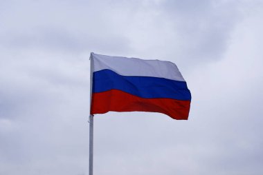 Rus bayrağı rüzgarda dalgalanıyor, ülkenin sembolü..  