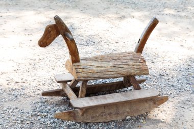 Eski ve yıpranmış ahşap sallanan at Park