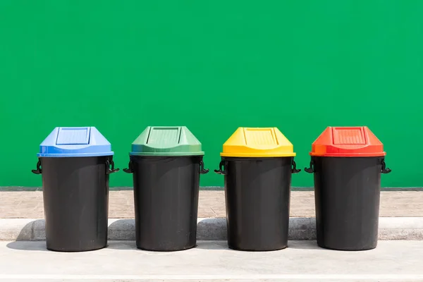 Blau Grün Gelb Rot Farbe Kunststoff Recyclingbehälter Freien Für Abfälle — Stockfoto
