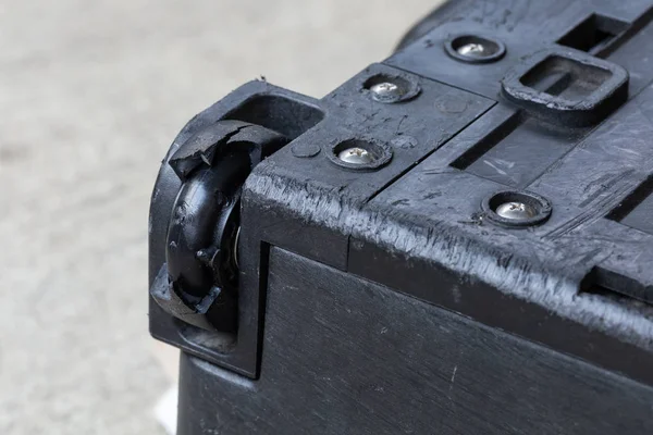 Beschadigd rubber lager Bagage wiel — Stockfoto