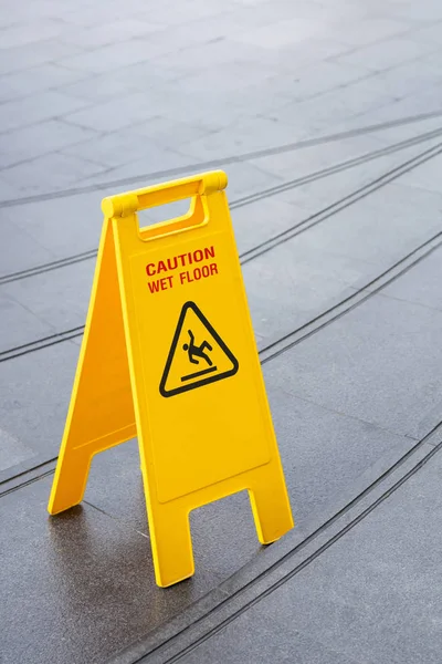 黄色滑りやすい警告安全注意サイン — ストック写真