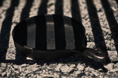 Siyah dökme demir tava köz ve küller altında bir ızgara, İl Buenos Aires, Arjantin ön ısıtma. Olay yerini kapatın. Barbekü arka plan.