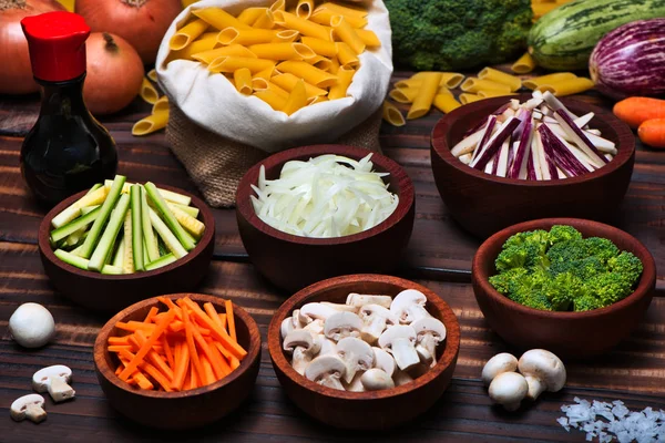 Kurutulmuş erişte (Penne Rigate) ve Juliana Doğranmış Sebzeler: Kabak, Soğan, Patlıcan, Havuç, Mantar ve Brokoli.