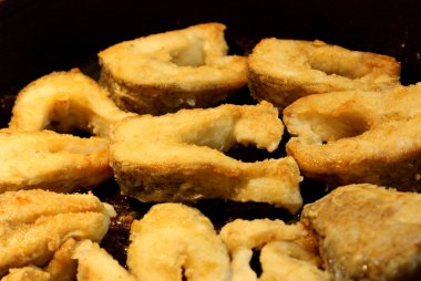 Kızarmış gevrek iştah açıcı bir tavada balık parçaları