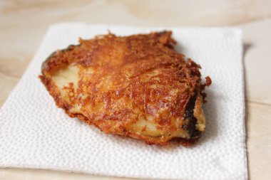 Kızarmış balık beyaz peçeteye parçası