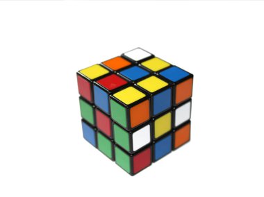 Beyaz arkaplanda Rubik küp