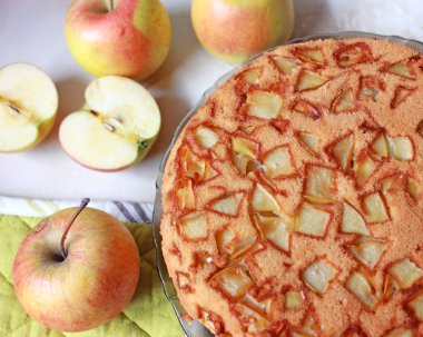 Sonbahar elmalı turta ve birkaç elma