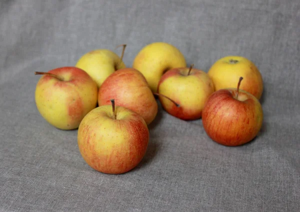 Mehrere Äpfel Auf Grauem Stoff — Stockfoto