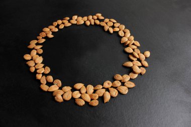 siyah bir zemin üzerine kayısı çukurlarının çerçeve