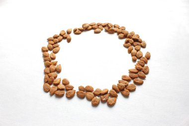 çerçeve beyaz zemin üzerine kayısı çukurlarının