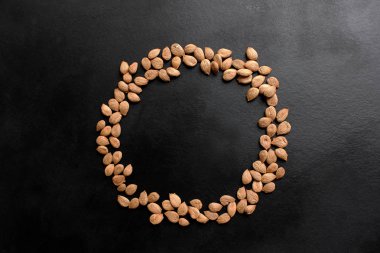 siyah bir zemin üzerine kayısı çukurlarının yuvarlak çerçeve