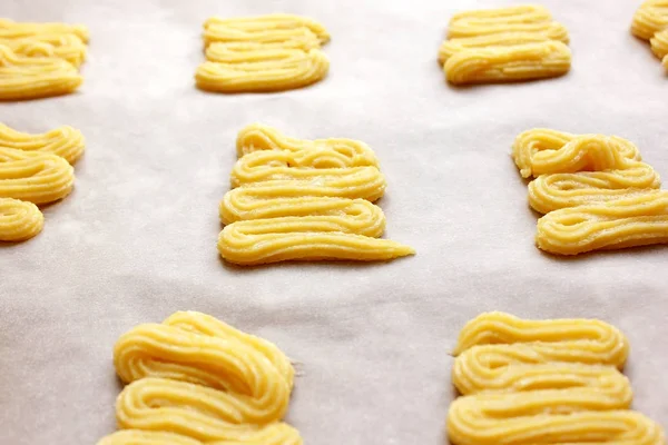 Sac pişirme üzerinde tatlı sarı kurabiye hamuru 