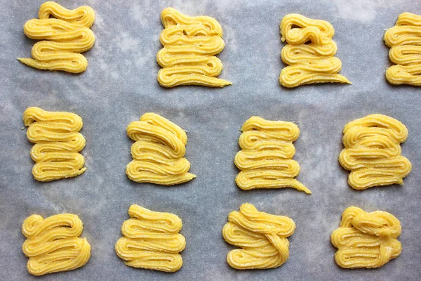 Kurabiye Pişirme kağıdı ile gri bir fırın tepsisine