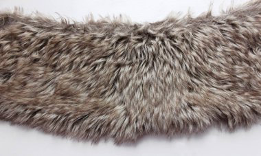 Beyaz adam gri-kahve kürkü şerit