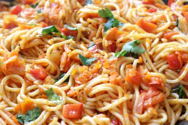 Domates soslu sebzeli spagetti