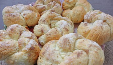 lezzetli çörekler bir plaka üzerinde şeker serpilir