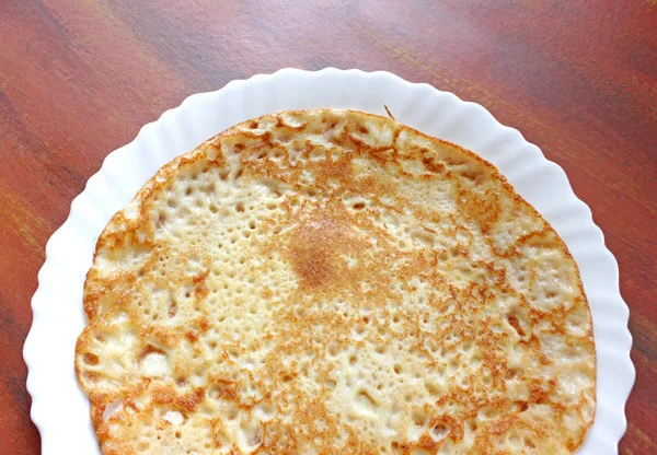 Crêpe frite sur une assiette blanche — Photo