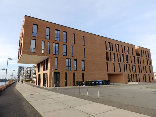 Modern mimarisi, Bremen Almanya 5 Weser nehrinde