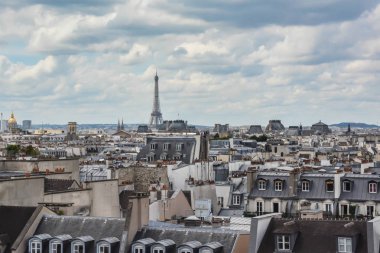 Paris'te Eyfel Kulesi. Fransa başkentinin merkezi kentsel peyzaj.