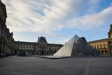 Louvre, yaz sabahı önünde alanı. Piramitler ve ana Paris Müzesi avlusunda.