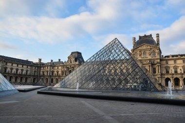 Louvre, yaz sabahı önünde alanı. Piramitler ve ana Paris Müzesi avlusunda.