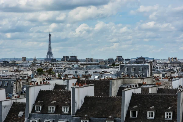 Paris'te Eyfel Kulesi. Fransa başkentinin merkezi kentsel peyzaj.