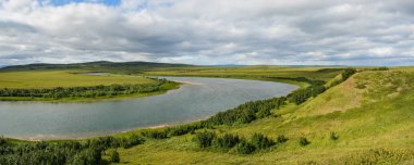 Tundra Kuzey Nehri Panoraması. Pike nehrin doğal bir Park Polar Urallar Yamal Yarımadası.