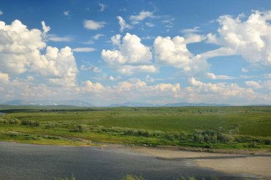 Kutup Urallar. Tundra alanlarda ana Ural ridge önünde.