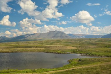 Kutup Urallar. Tundra alanlarda ana Ural ridge önünde.