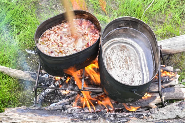 Töpfe Lagerfeuer Kochen Von Mittagessen Bei Einer Wanderung — Stockfoto