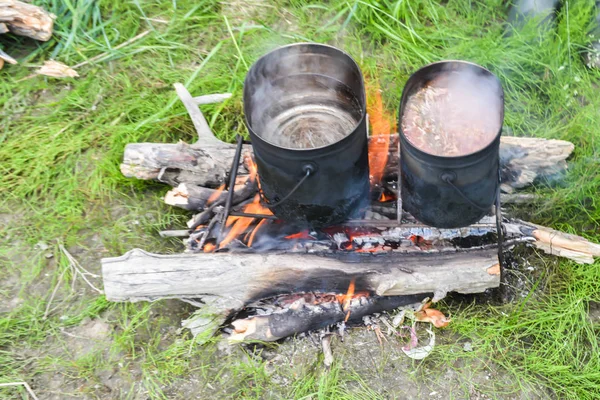 锅在篝火上 在远足旅行中烹饪午餐 — 图库照片