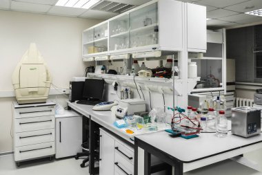 Modern biyoloji laboratuvarı. Odanın iç bilimsel araştırma için bulunuyor.