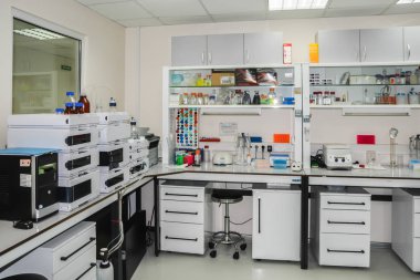 Modern kimyasal laboratuvar. Odanın iç bilimsel araştırma için bulunuyor.