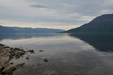 Putorana Yaylası dağ göl. Doğu Sibirya yaz su manzara.