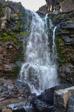 Bir şelalenin Putorana Plato binlerce. Kayaların arasındaki su hızlı akış.