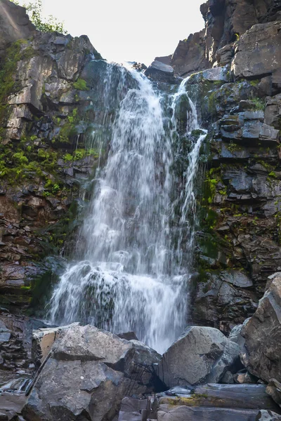 プトラナ高原の滝の何千もの 岩の間の水の急速な流れ — ストック写真