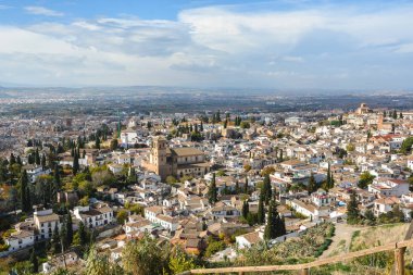 Granada, Andalusia. Kente bakan manzara. Şehir manzarası, evler ve çatılar Albasin bölgesinin.