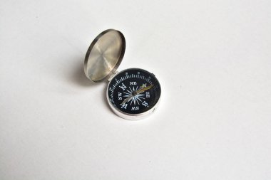 Pusula. Beyaz arka plan üzerinde manyetik pusula fotoğrafı.