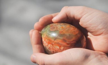 Paskalya yumurtası jasper ile yapılan ele oturuyor ve güneş ışınları tarafından yaktı.