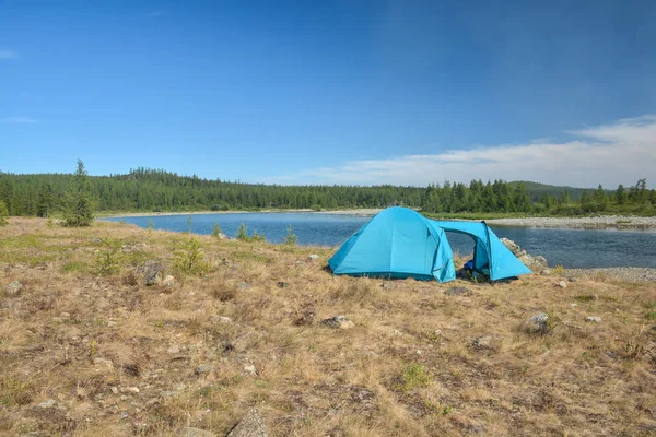 Tenda Vicino Fiume Campeggio Turistico Negli Urali Polari — Foto Stock