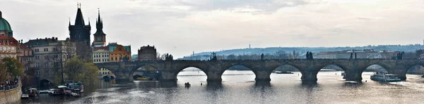プラハのカレル橋のパノラマ ヴルタヴァ川に架かる最も有名な橋 — ストック写真