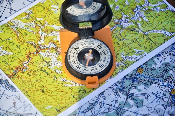 Bussola Magnetica Aperta Con Coperchio Specchio Sdraiato Una Mappa Topografica — Foto Stock