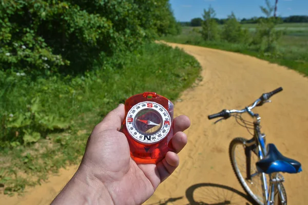 Bússola Bicicleta Bússola Magnética Mão Guidão Uma Paisagem Verão Fundo — Fotografia de Stock