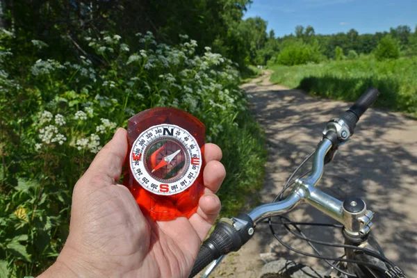 Kompassen Och Cykeln Magnetisk Kompass Hand Och Styret Bakgrund Sommar — Stockfoto