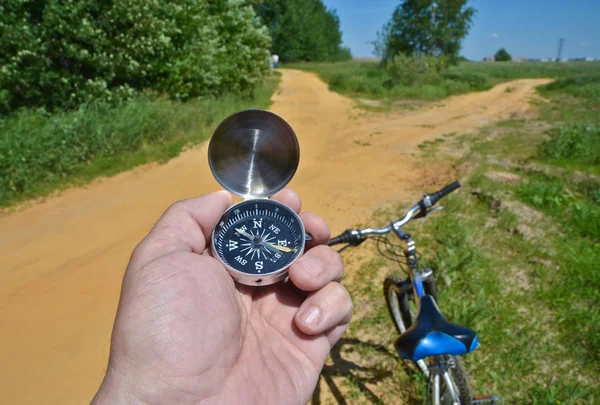 Com Uma Bússola Garfo Dianteiro Bicicleta Orientação Durante Passeio Bicicleta — Fotografia de Stock