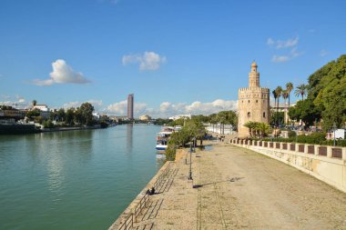 Torre del Oro Seville, İspanya. Golden Tower Seville Guadalquivir kıyısında bir dönüm noktası olduğunu.