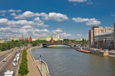 Moskova Kremlin ve Moskova Nehri. Cityscape, yaz aylarında Rusya'nın başkenti.