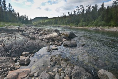 Kharamatlou Nehri kutup Urallarda. Kuzey su manzara.