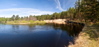 Bahar Nehri Panoraması. Yatay Milli parkta Rusya'da 