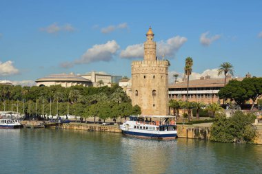 Torre del Oro Seville, İspanya. Golden Tower Seville Guadalquivir kıyısında bir dönüm noktası olduğunu.